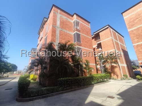 Impecable Apartamento. Ubicado En Conjunto Residencial, Que Cuenta Con Caminerias, Paisajismo, Cancha Deportiva, Seguridad. Son 109 Mts. Piso De Porcelanato Cocina A Remodelar, Dos Baños. Piso Bajo.