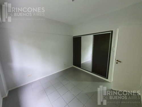 ***reservado*** 3 Ambientes Con Patio Y Balcon A La Calle!
