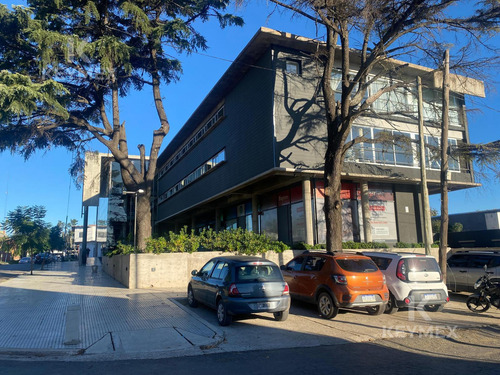 Oficina Con Cochera - Pilar - Art Gallery Office