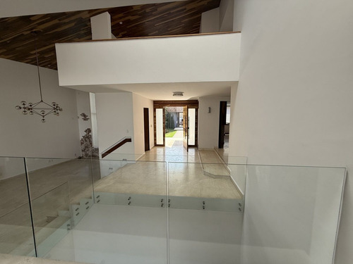 Casa En Cerrada De Lomas De Las Palmas (n)
