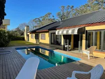 Comprar Chalet 4 Amb Con Amplio Parque Con Pileta Y Garage Quincho P\u002F 3 Autos En Barrio Santa Monica