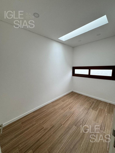 Casa En Venta De 3 Dormitorios En Los Castaños A Estrenar.