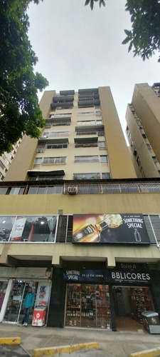Vendo Apartamento De 77 Mts2 En La Urbina / 2h / 1b / 1p .