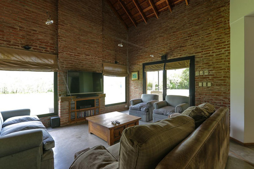 Casa En Venta - 4 Dormitorios 4 Baños - 370mts2 - Manuel B. Gonnet