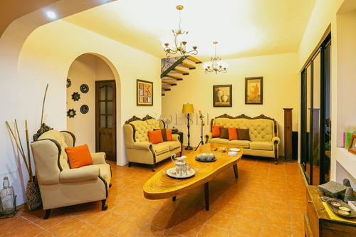 Imagen 1 de 18 de Casa En Venta De 2 Niveles En Ciudad Vieja Sobre La Rn-14