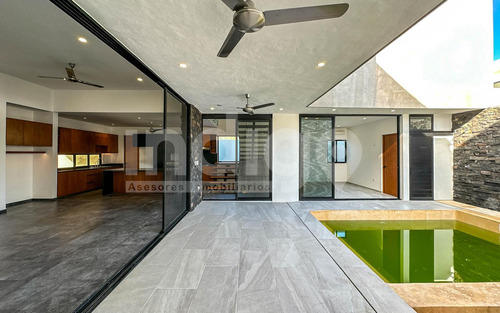 Casa En Venta En Mérida En Privada Soluna, Temozón Norte