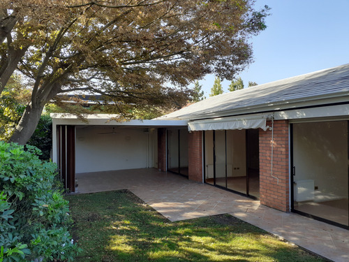 Casa Con Gran Potencial Jardín Del Este, Vitacura | A Paso