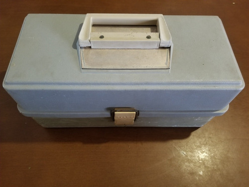 Caja De Pesca Antigua Plano Con Señuelos Y 2 Carretes Zebco (Usado)