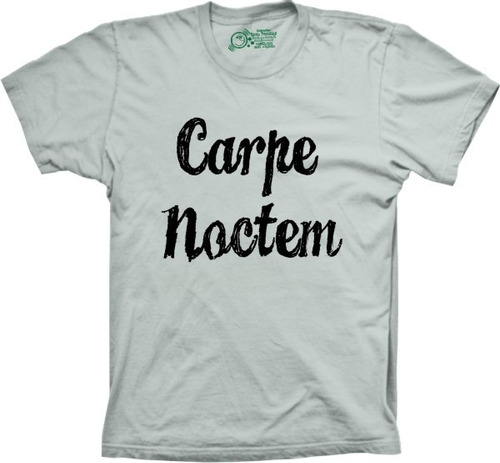 Camiseta Plus Size Carpe Noctem - Latin - Odes