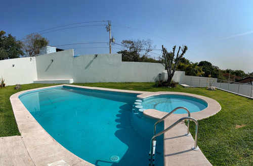 Casa En Fraccionamiento Con Alberca Y Seguridad