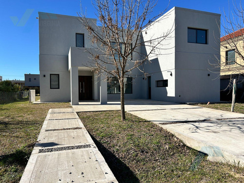 Casa En Venta 5 Amb En Altos De Campo Grande