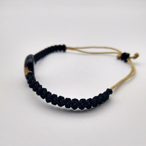 Imagen 6 de 6 de Pulsera Tejida Macramé Corazón De Metal