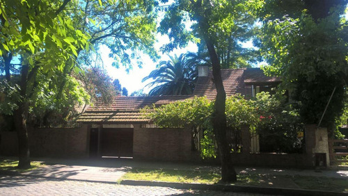 Chalet En Dos Plantas Edificado Sobre Lote De 18 X 47 M