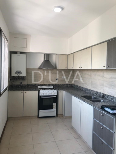 Departamento De Un Dormitorio Al Frente. Calle 64 E/ 8 Y 9