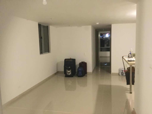 Apartamento Con 3 Habitaciones, Parqueadero Cuarto Útil