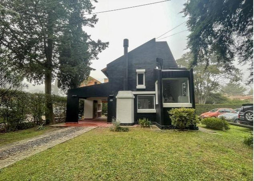 Casa En Venta - 2 Dormitorios 2 Baños - 300mts2 - Berazategui