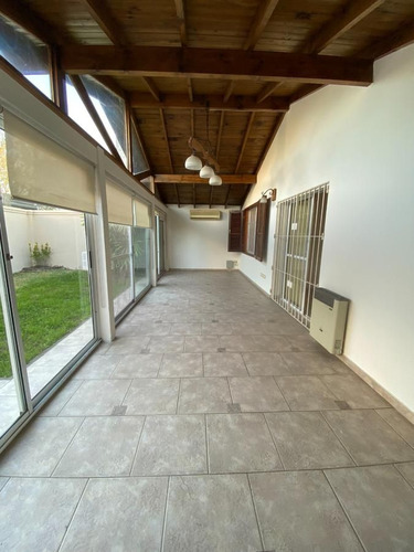Casa 3 Ambientes Con Cochera Y Patio. Escucha Oferta.