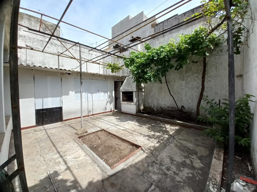 Casa 3 Ambientes, Garage, Patio Y Jardin. Monte Castro