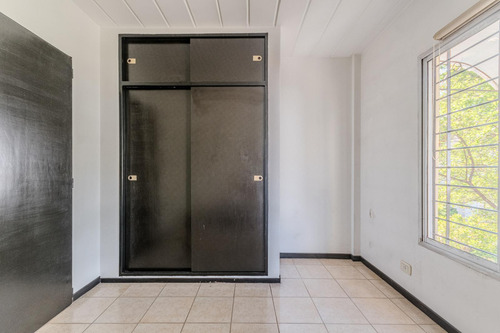 Casa Triplex Con Cochera Y Patio En Venta En Muñiz
