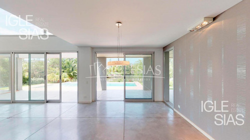 Casa En Venta Al Lago Con 4 Dormitorios En Los Castores Nordelta