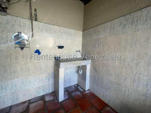 **/**maria E. Vende Con Una Ubicación Estratégica En Plena Avenida, Lo Que Seria Perfecto Para Atraer A Los Clientes!! Casacomercial Ideal Negocios En Crecimientos !! En Valle Hondo, Lara#25-22077*