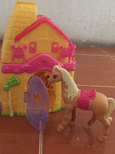 Casa De Juguete Amarilla Con Caballo Pony
