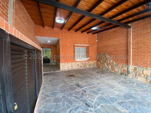 Diana C, Vende Bella Casa Tipo Townhouse En Las Quintas De Naguanagua Rc-dc 24-15262