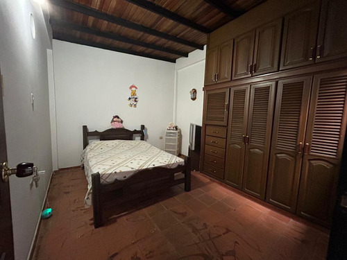 Casa En Venta Ubicada En Santa Teresa Urbanismo Privado / Ym