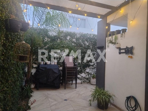 Casa En Venta En Condominio Con 3 Habitaciones Y Una En Pb, Tiene Jardín Y Amenidades En San Isidro Juriquilla