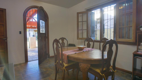 Chalet Estilo Inglés De 3 Dorm. Banfield Este.