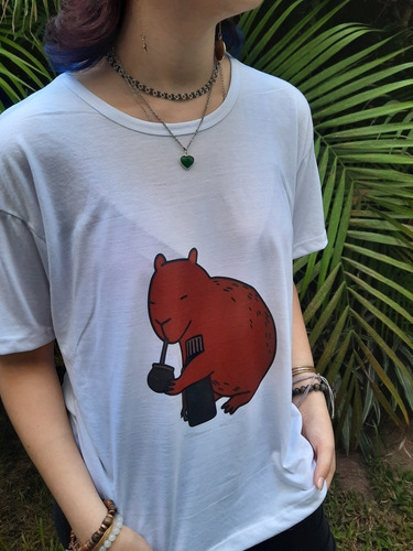 Remera Carpincho Tomando Mate