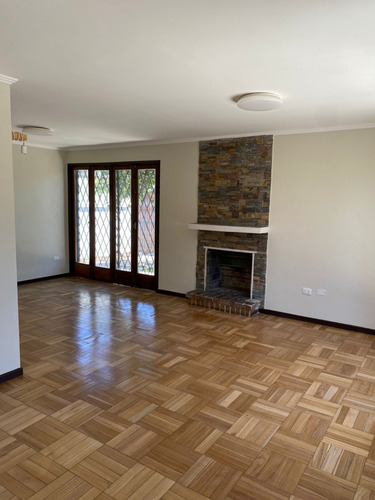 Casa Recien Remodelada En Una Tranquila Calle De La Reina