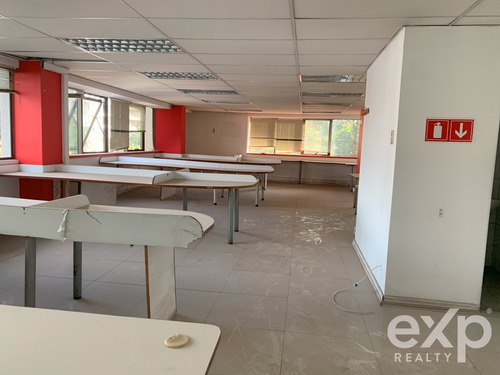 Oficina En Arriendo En Las Condes, Amplitud Y Conectividad