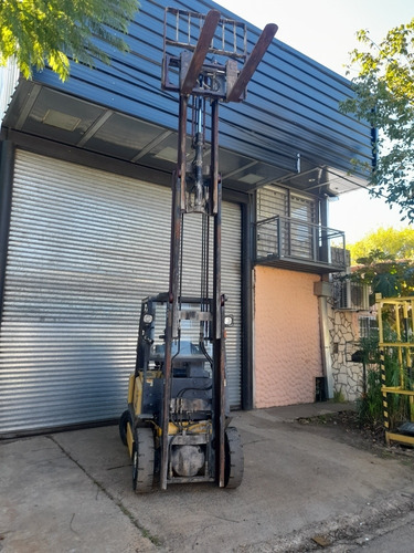 Imagen 5 de 10 de Autoelevador Yale Nafta/gas 2500kg T. Triple Containera