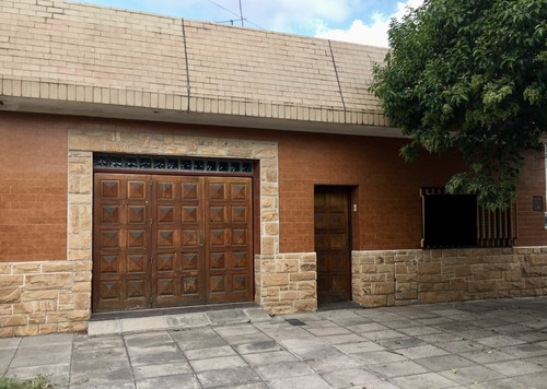 Casa De 3 Amb C/quincho - Lote 10 X 27 - San Justo