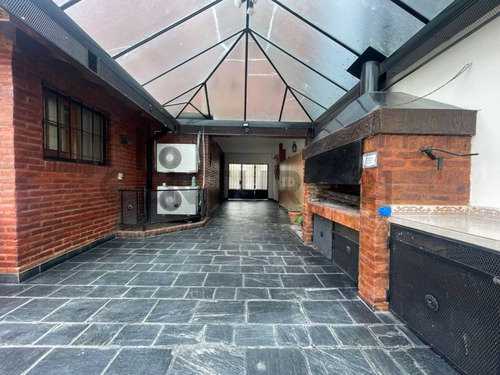 Venta Casa Cinco Ambientes, Garages, Parrilla, Jardín, Pileta, Altillo Y Dependencia. Villa Urquiza