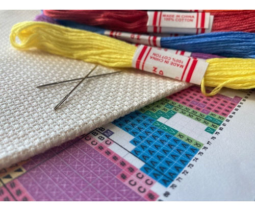 Punto De Cruz Moderno Y Minimalista Con Estampado Religioso