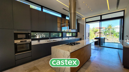 Casa A La Venta Al Río Con Amarra En El Barrio El Yacht. Nordelta.