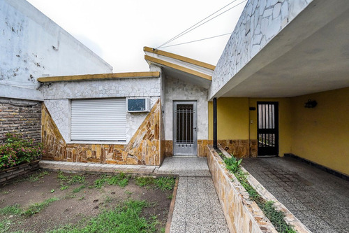 Venta! Casa Con Cochera En Barrio Azcuenaga!