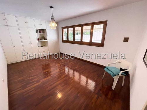 Agp Casa Con Cocina Moderna, Excelente Área De Reuniones, En Venta Ubicada En Calle Cerrada, En Alta Florida 25-11358 Ys