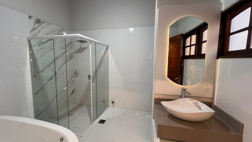 Alquilo Casa Con Piscina En Pleno Centro De Encarnación: 5 Habitaciones Y 4 Baños