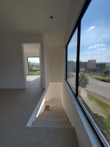 Estrena Espectacular Casa En Altozano, Edificada Con Materiales De Lujo !!