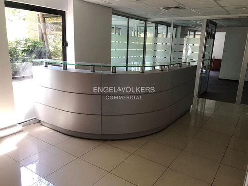 Arriendo Amplisima Oficina Amoblada En Edificio Boutique