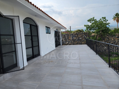 Casa En Venta En Fracc. Real De Oaxtepec Con Amplio Jardín Y Bardas Propias