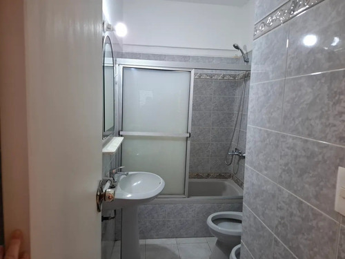 Alquilo Amplio Apartamento De Categoría, 3 Dormitorios, 3 Baños, Balcón, 2 Cocheras, Calefacción Y Más, Acepta Depósito De Garantia, Ubicado En Punta Carretas.