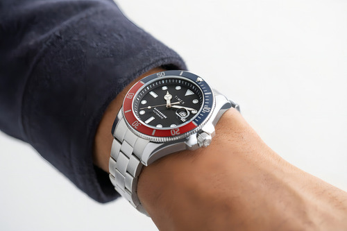 Reloj Timex Hombre Tw2v72100 Harborside Coast Automatic Color de la malla Plateado Color del bisel Azul y Rojo Color del fondo Negro