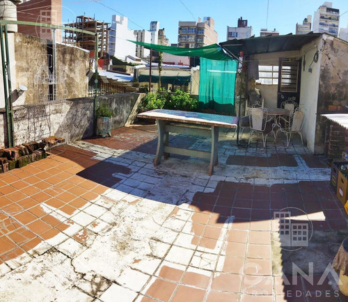 Casa De Pasillo En Barrio Martin, A Reciclar, Excelente Oportunidad.