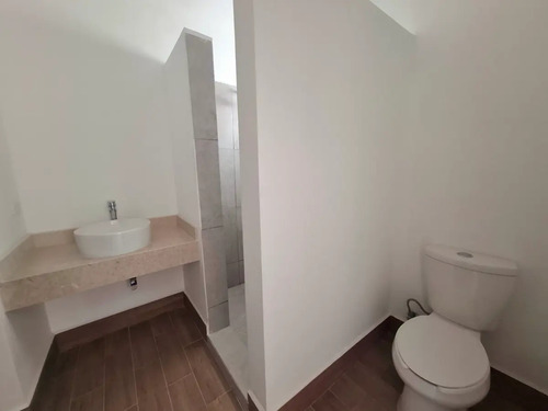 Casa En Venta En Circuito Cerrado Con Alberca