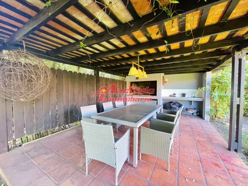 Cómoda Casa De 5 Dormitorios Y Piscina En Punta Del Este