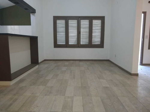 Casa Con Patio, 4 Dormitorios, 2 Baños.